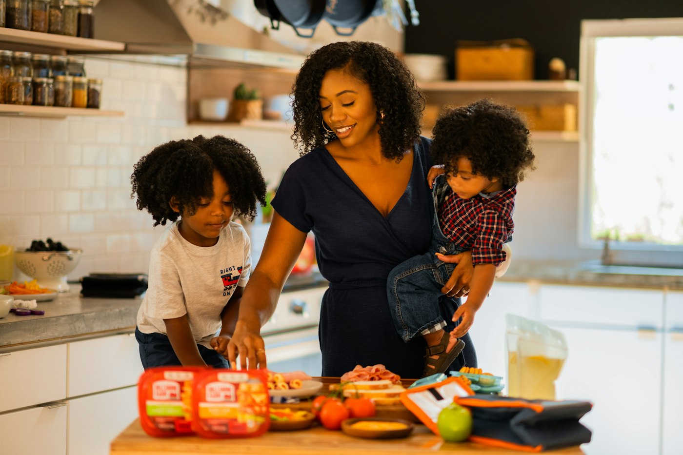 Famille cuisinant ensemble dans une cuisine lumineuse
